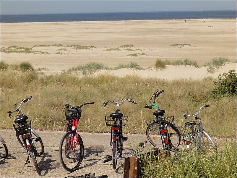 Parkende Fahrraeder auf Borkum - Goennen Sie sich eine Pause bei der Fahrradtour.