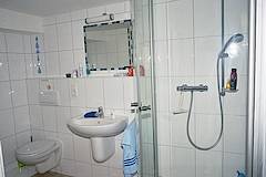Eines der Badezimmer der Ferienwohnung Randzelstrasse 13b