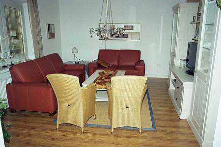 Wohnzimmer der Ferienwohnung Randzelstrasse 13 b mit 3 Schlafzimmern f&uuml;r 6 Personen.